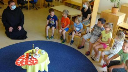 Bild: fks
Pater Michael (links) beantwortete gerne die vielen Fragen der Kindergartenkinder.