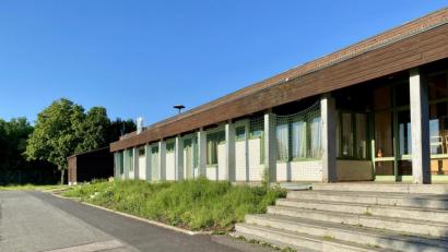 Bild: Eichl
Das Sportbetriebsgebäude an der Mehrzweckhalle ist arg in die Jahre gekommen; eine Sanierung ist schon länger geplant. Der Markt unternimmt nun einen weiteren Anlauf, in ein Förderprogramm aufgenommen zu werden.