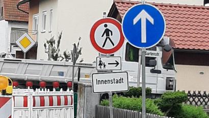 Bild: Willy Thiermann/exb
"Hoffentlich macht das keine Schule", schrieb Leser Willy Thiermann augenzwinkernd über die Beschilderung für Fußgänger bei der Baustelle in der Pfaffenreuther Straße.