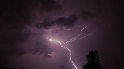 Symbolbild: Nicolas Maeterlinck
Im Landkreis Neustadt/WN rückten Einsatzkräfte am Dienstagabend rund 40 Mal aus, nachdem ein schweres Unwetter in mehreren Orten für Schäden gesorgt hatte.