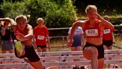 Bild: A. Schwarzmeier
Ronja Melzner (SC Eschenbach, rechts) und Lea Kreuzer (DJK Weiden) beim Hürdenlauf.