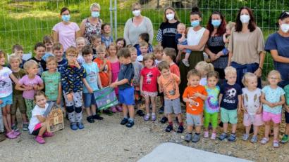 Bild: fdl
Die Buben und Mädchen freuen sich zusammen mit dem Team der Ehenfelder Kindertagesstätte, dass ihr Schmetterlingsprojekt so gut geklappt und ihnen viele interessante Erfahrungen gebracht hat.