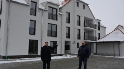 Bild: jr
Bürgermeister Stefan Grillmeier (links) und Geschäftsführer Werner Lanz von der Mitterteicher Firma Lanz GmbH & Co. KG informierten anlässlich des Bezugs der Wohnanlage an der Robert-Schumann-Straße (Bild) über ein geplantes Großprojekt an der Zanklgartenstraße.