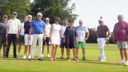Bild: lst
Spielführer Reinhold Scharl (rechts) zeichnete die Sieger des „Vierer-Auswahldrive“-Turniers beim Golf- und Landclub Schmidmühlen aus.