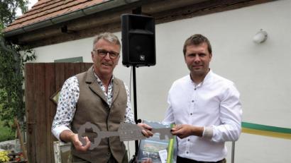 Bild: ubb
Bürgermeister Franz Stahl (links) überreichte dem Ortssprecher von Hohenwald, Johannes Bäuml, den symbolischen Schlüssel fürs Hirthaus.