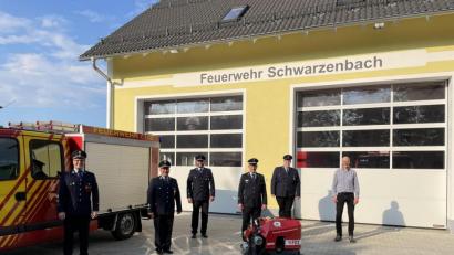 Bild: Matthias Wild/exb
Bei der Übergabe der FOX 4 (von links): Vorsitzender Stefan Schmidkonz, Kommandant Thomas Schüssler, Zweiter Kommandant Michael Schwarz, Kreisbrandmeister Helmut Czepa, Zweiter Vorsitzender Matthias Wild und Stefan Ludwig (Feuerschutz Ludwig).