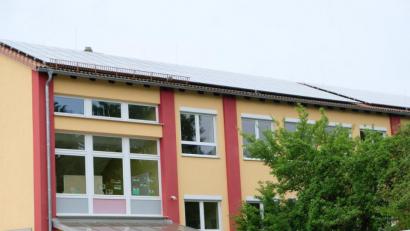 Bild: do
Die Strompreise steigen weiter, garantierte Einspeisevergütungen werden mit Vertragsablauf uninteressant. Die Gemeinde will deshalb den von der PV-Anlage auf dem Schuldach erzeugten Sonnenstrom verstärkt für den Eigenverbrauch nutzen