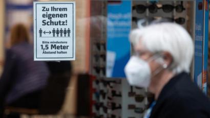 Symbolbild: Tom Weller/dpa
Die Corona-Regeln zum Infektionsschutz gelten seit über einem Jahr. Verstöße dagegen werden als Ordnungswidrigkeiten geahndet.