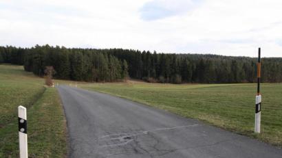 Bild: bjp
Zu den ehrgeizigen städtischen Bauprojekten des laufenden Haushaltsjahres gehört die Sanierung des Bauabschnitts drei der Gemeindeverbindungsstraße Wollau-Riggau. Auch in Eichelberg rollen die Straßenbauarbeiter heuer an, die Straße Pfaffenreuth-Hammerles soll 2022 folgen.