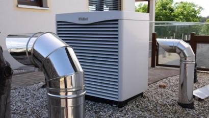 Bild: bö
Luft-Wärme-Pumpen leisten einen doppelten Beitrag für die Energiewende. Sie erzeugen einerseits Wärme aus der Umwelt und werden andererseits angetrieben von Strom, der ebenfalls aus der Umwelt kommt. Damit können die Bauherren einen großen Beitrag zur Energiewende mit einem deutlich geringeren CO2-Ausstoß leisten.