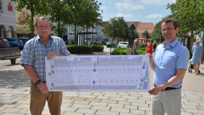 Bild: jr
Marktmeister Norbert Neid (links) und Markus Bergauer von der Stadtverwaltung sind zuversichtlich, dass am Sonntag zum Peter- und Paul-Markt alles wie geplant über die Bühne gehen wird. Auf dem Marktplatz gilt für die Besucher ein Einbahnstraßensystem, das Traggen von FFP2-Masken ist Pflicht, die Verkaufsstände werden im Abstand aufgestellt.