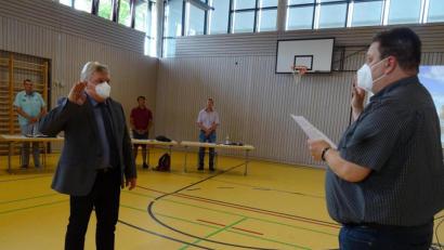 Bild: Houschka
Wegen Corona mit Maske: Bürgermeister Christian Ziegler (rechts) vereidigte den neuen Gemeinderat Siegfried Schlosser und begrüßte den 49-Jährigen in den Reihen des Gremiums.