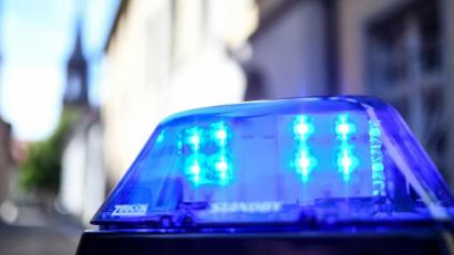 Symbolbild: Patrick Seeger/dpa Patrick Seeger/dpa
Das Blaulicht eines Polizeiautos.