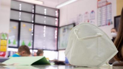 Symbolbild: Sebastian Gollnow/dpa
Eine FFP2-Maske liegt in einer ersten Klasse an einer Grundschule mit Wechselunterricht auf einem Tisch.