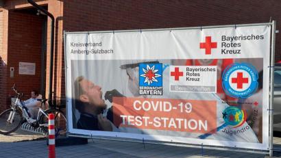 Bild: BRK/Nicolas Stoffregen/exb
Der Eingang zur Covid-19 Schnellteststation der BRK Bereitschaft Amberg 1.