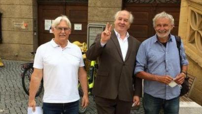 Bild: Wolfgang Schimmel
Die IG-Vertreter (von links) Norbert Scharf, Stefan Reuther und Achim Hüttner strahlten zur Übergabe der Unterschriften für das Bürgerbegehren im Rathaus Zuversicht aus.