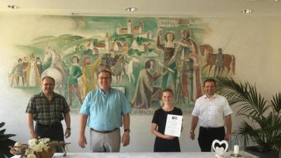 Bild: fz
Gemeinschaftsvorsitzender und Bürgermeister Anton Kappl ernennt Johanna Kick und Hans Peter Wiesent mit seinem Tännesberger Kollegen Ludwig Gürtler (von rechts) zu Standesbeamten der Verwaltungsgemeinschaft. Wiesent zugleich als Leiter des Standesamtsbezirks.