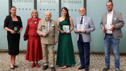 Bild: Gerhard Götz
Mit dem Brückenbauer-Preis sind (von links) Zuzana Vintrová (Pendlerverband), Eugenie Trützschler von Falkenstein, Karl Suchy und Veronika Kupková geehrt worden. Für die Realschule Vohenstrauß und das Gymnasium in Stříbro nahmen (von rechts) Kilian Graber und Milan Deredimos die Auszeichnung entgegen.