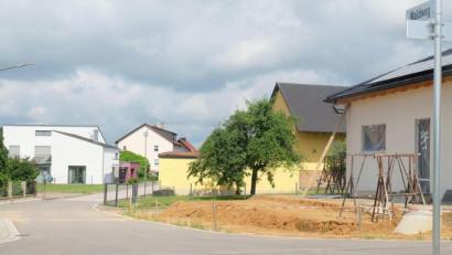 Bild: ohr
Im Baugebiet „Am Brensdorfer Weg“ hat der Gemeinderat Stulln eine Flurnummer zur Ortsstraße „Waldweg“ gewidmet. Dagegen liegt nun eine Klage beim Verwaltungsgericht Regensburg vor.
