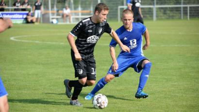 Bild: Andreas Brückmann
Der 1. FC Schwarzenfeld (links Philipp Fischer) soll kommende Saison in der Bezirksliga Süd spielen.