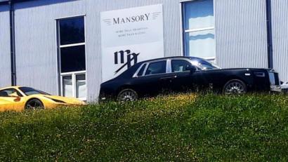 Bild: ld
Große und teure Fahrzeuge fallen beim Vorbeifahren am Gelände der Firma Mansory auf. Hier in Brand werden die ohnehin edlen Gefährte noch einmal veredelt und in die ganze Welt verkauft. Bald werden sie nicht mehr zu sehen sein, denn Mansory erweitert die Montagehalle und überbaut diesen Bereich.