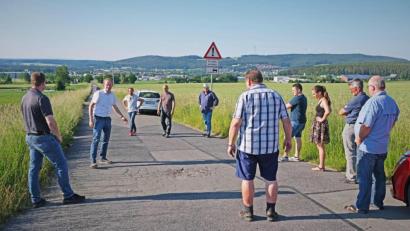 Bild: twi
Bürgermeister Konrad Kiener (zweiter von links) zeigt den Mitgliedern des Bau- und Umweltausschusses einige Straßenschäden auf der Gemeindeverbindungsstraße Industriegebiet West - Saltendorf