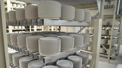 Archivbild: Petra Hartl
Wegen der steigenden CO2-Abgabe und eines unzureichenden Carbon-Leakage-Schutzes fürchtet der Verband der Keramischen Industrie, dass die Prozellanindustrie bald nicht mehr profitabel in Deutschland produzieren kann.