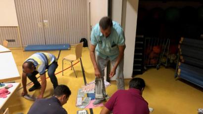 Bild: Ziegler/exb
Nach der Sitzung heißt es wischen: Der Gemeinderat Fensterbach tagte in der Dürnsrichter Turnhalle. Wasser drückte beim Unwetter in die Halle, also packten die Gemeinderäte an.