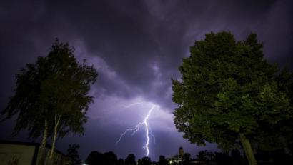 Bild: Rene Ruprecht/dpa
Auf die Oberpfalz kommen schwere Gewitter mit Hagel, Sturmböen und Starkregen zu. Bürger sollen sich vorbereiten.
