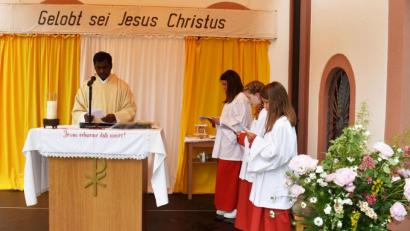 Bild: no
Pfarrvikar Thomas Sanikommula zelebriert den Festgottesdienst zum Patrozinium in Stifterslohe auf dem Kapellenvorplatz.