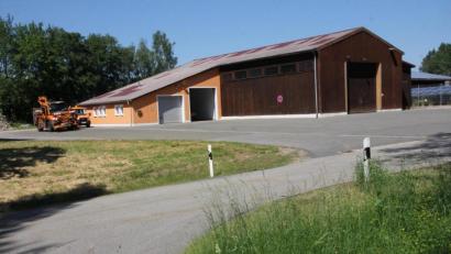 Bild: frd
Im Anschluss an die Baumreihe hinter dem Kreisbauhof beim Bahnhof Lind soll die neue Oberviechtacher Rettungswache gebaut werden.