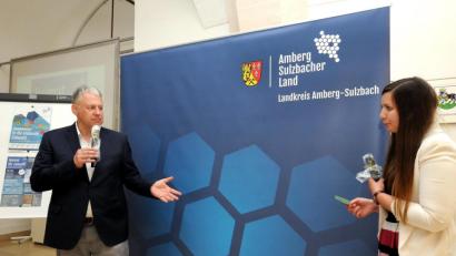 Bild: Stephan Huber
Die Waben im Logo stehen symbolisch für die 27 Gemeinden im Landkreis Amberg-Sulzbach. Regionalmanagerin Katharina Schenk (rechts) interviewt Landrat Richard Reisinger zum Thema Heimat.