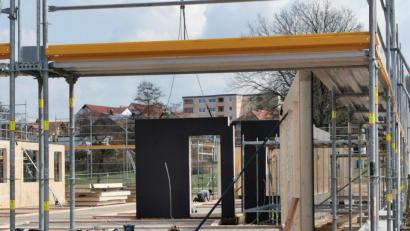 Bild: Portner
Der städtische Kindergarten in Oberviechtach wächst Tag für Tag in die Höhe. Die fertigen Holzbauteile werden am Boden fixiert.