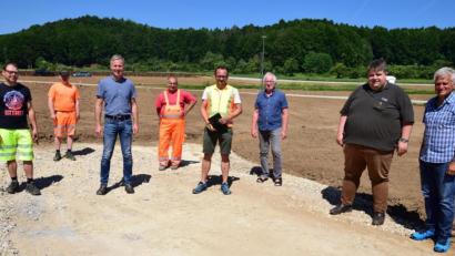 Bild: no
Bei der offiziellen Abnahme der Baugebietserschließung (von rechts): Strabag-Bauleiter Franz Fenk, Bürgermeister Dieter Dehling, Hans Hollederer (Koordinator für das Projekt Fernwärme), Georg Rumpler (Planungsbüro Renner & Hartmann), Josef Sellner (Leiter des Bauhofs), Christian Faderl (Planungsbüro Renner & Hartmann), Gemeindearbeiter Christian Baumer und Wassermeister Peter Kölbel (Wasserzweckverband Illschwang).
