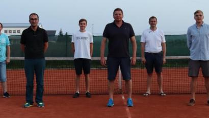 Bild: SV Mitterteich/exb
Die neue Spartenleitung der Sparte Tennis des SV Mitterteich, stehend von links Wahlleiter Ernst Bayer, Harald Kilian, Martin Werner, Luis Kern, Hans-Peter Kern, Andreas Käs, Hannes Kern, Wahlleiter Wolfgang Karbstein und Kevin Thoma.
