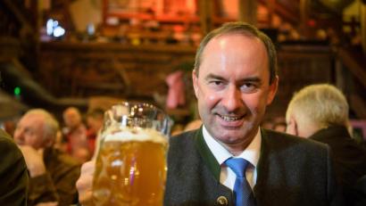 Bild: Matthias Balk/dpa
Hubert Aiwanger, Landesvorsitzender der Freien Wähler, macht Mut auf Feste.