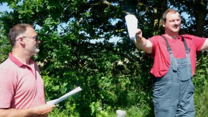Bild: Hirsch
Die Landwirte und CSU-Stadträte Hans Sieß (links) und Robert Koller (rechts) zweifeln die Nitratwerte im Grundwasser an der Messstelle nördlich von Klardorf (am Boden) an.