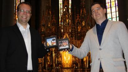 Bild: ads
Stadtpfarrer Thomas Helm (links) freute sich über die ersten beiden Gedenkmünzen aus der limitierten Auflage der Sonderprägung zur Würdigung der Martinskirche im Jubiläumsjahr, die ihm der Prokurist der Münz-Gesellschaft „Euro Mint“, Lars Knevels (rechts), überreichte.