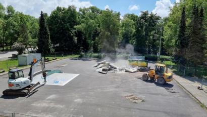 Bild: Ewald Zenger/exb
Bagger reißen die Rampen beim Jugendzentrum weg. Der erste sichtbare Schritt hin zur neuen Skateanlage.