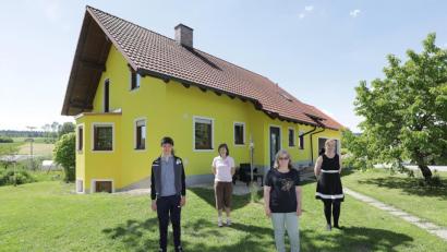 Bild: Wolfgang Steinbacher
Endlich ist das Haus verputzt. Darüber freuen sich (von links) Sebastian Hirschmann, Maria Koller vom Pfarrgemeinderat Ursulapoppenricht, sowie Renate und Silvia Eierer.