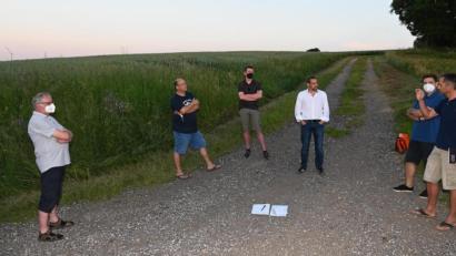 Bild: gf
Einen schweren Stand hatten der CSU-Fraktionsvorsitzende Matthias Schöberl (Dritter von rechts) sowie die CSU-Stadträte Christian Schafbauer (Dritter von links) und Helmut Weigl (Zweiter von links) beim Bürgerdialog über die in Speckmannshof geplante PV-Anlage. Für die Gegner argumentierten deren Sprecher Bernd Dirschl (rechts), Christoph Pohla (Zweiter von rechts) und Herbert Heitzer (links).