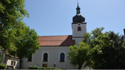 Bild: jr
In seiner Heimatkirche feiert Bastian Neumann am Sonntag, 4. Juli seine Primiz. Es wird dies die erste heilige Messe sein, die der Neupriester feiert. Leider sind zur Primizmesse nur geladene Gäste zugelassen, dafür wird der Gottesdienst per Leinwand live auf den Therese-Neumann-Platz übertragen. Alle Gläubigen sind herzlich eingeladen, an dieser ganz besonderen Feier teilzunehmen.