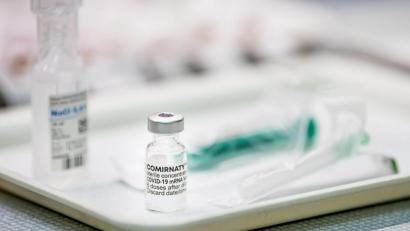 Bild: Fabian Sommer/dpa
Die in Europa zugelassenen Corona-Impfstoffe (im Bild Biontech/Pfizer) schützen alle auch gegen die Delta-Variante, die nun auch in der Oberpfalz angekommen ist. Das sagt der Regensburger Experte Prof. André Gessner.