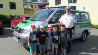 Bild: Polizeiinspektion Tirschenreuth/exb
Polizeihauptkommissar Wolfgang Trottmann erklärte den Vorschulkindern, worauf sie auf dem Weg zur Schule achten müssen.