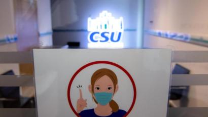Bild: Sven Hoppe
Ein Maskenpflicht-Schild vor CSU-Lampe: Der Vorstand der CSU-Landtagsfraktion beschloss strengere Regeln für Nebeneinkünfte..