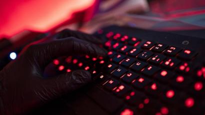 Bild: Nicolas Armer/dpa
Ein Mann trägt Handschuhe und tippt auf einer Tastatur: Cyber-Angriffe häufen sich auch in der Region.
