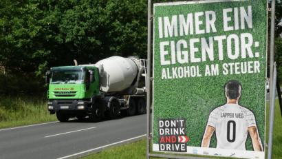 Bild: rn
Die Verkehrswacht zeigt Präsenz auf der Straße. Während der Fußball-Europameisterschaft läuft eine Kampagne gegen Alkohol am Steuer.