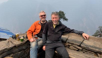 Bild: Verein Licht für Kinder/exb
Manfred Salcher und Peter Meckler vom Hirschbacher Verein „Licht für Kinder“ haben eine beschwerliche Reise hinter sich: Im März und April besuchten sie drei nepalesische Gebirgsdörfer. Nun wollen sie den ärmlichen Schulkindern mit Solartechnik helfen.