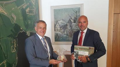 Bild: Stadt Eger/exb
Egers stellvertretender Bürgermeister Jiří Černý (rechts) überreichte einen Bildband zu seiner Stadt sowie eine Tasse als Geschenk an den Tirschenreuther Landrat.