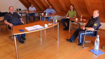 Bild: gru
Das Sicherheitsgespräch im Edelsfelder Rathaus führen (von links) Erster Polizeihauptkommissar Manfred Weiß, die Bürgermeister Bernhard Köller, Hermann Mertel und Hans-Jürgen Strehl sowie Polizeihauptkommissar Manfred Plößner.